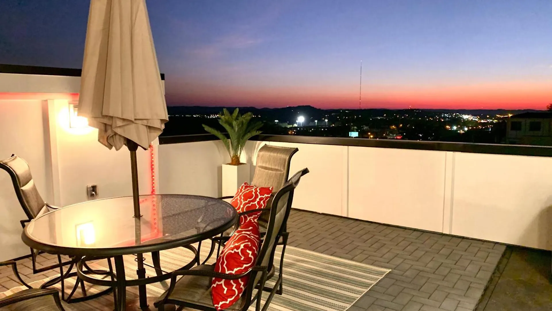Luxurious Morden Loft Huge Rooftop & Skyline Views location